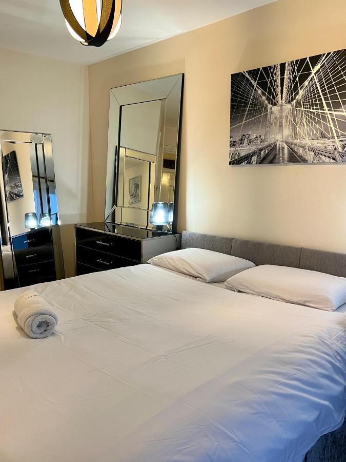 Radiant2 Bedroom Apartment In The Heart Of Harlow Town المظهر الخارجي الصورة