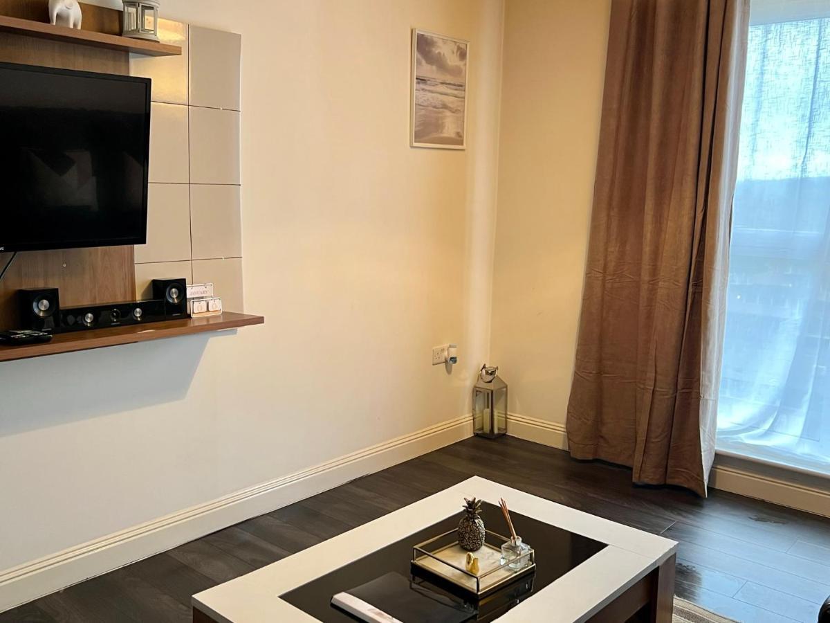 Radiant2 Bedroom Apartment In The Heart Of Harlow Town المظهر الخارجي الصورة